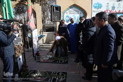 نثار گل و ادای احترام کاروان قرآنی انقلاب به شهدای مدافع حرم و دفاع مقدس اراک