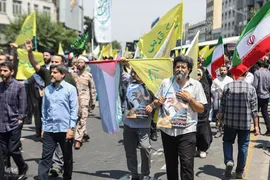 تهرانی‌ها پس از نماز جمعه در محکومیت تهاجم اسرائیل به خیابان‌ها آمدند”