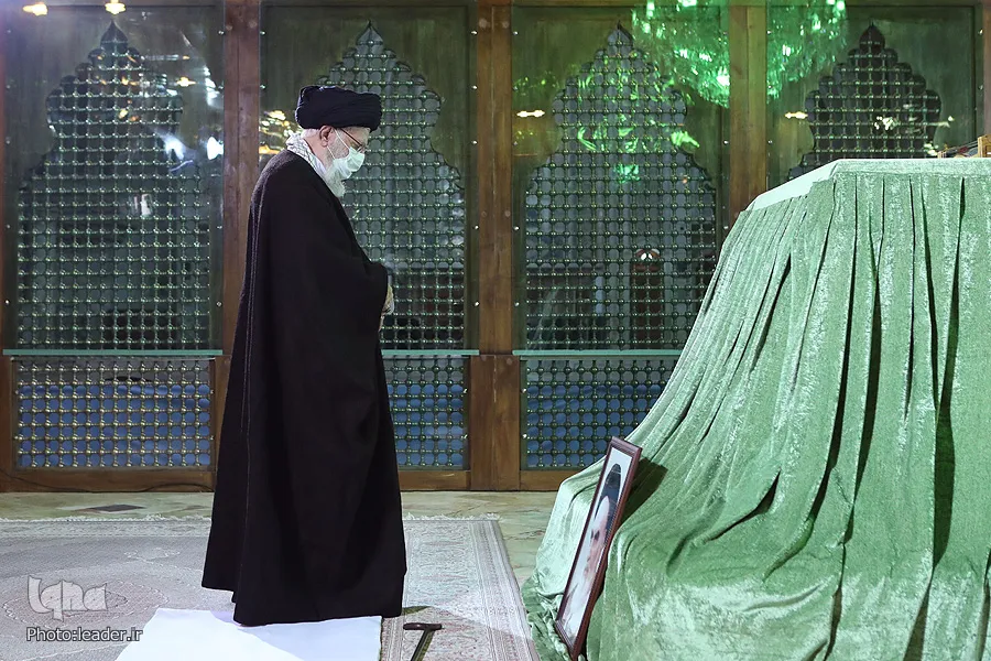 قائد الثورة الاسلامية يزور مرقد الامام الخميني (قدس)