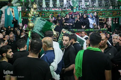 آیین سنتی نخل گردانی و عزاداری ظهر عاشورا در تکیه بزرگ تجریش