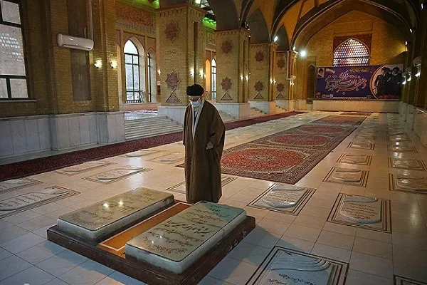 د اسلامی انقلاب معظم لارښود نن سهار د حضرت امام خمینی مرقد او د شهیدانوهدیرې ته لاړ