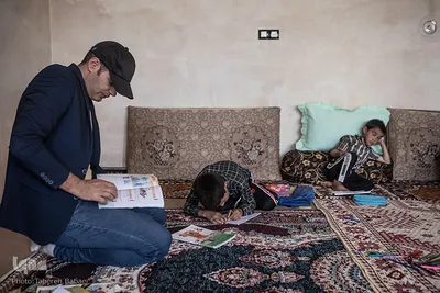 سینا ابراهیمی ۱۲ساله دانش‌آموز پایه اول است، او پسری بسیار مؤدب و احساساتی است، ولی اختلال در یادگیری او را دچار مشکل کرده است، فرهاد به همراه خانواده، او را در یادگیری همراهی می‌کنند.