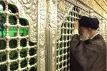 فیلم | غبارروبی مضجع شریف حضرت معصومه(س) توسط رهبر شهید