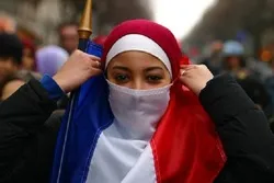 Video: Burka-Verbot in Frankreich / Rachid Nekkaz: Algerischer Millionär, der Bußgeld für Burka bezahlt