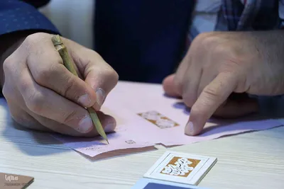 خوشنویسی که هنرش با ذره‌بین دیده می‌شود‎