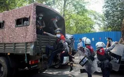 সু চির সঙ্গে আইনজীবীদের দেখা করার ‘অনুমতি মিলছে না’