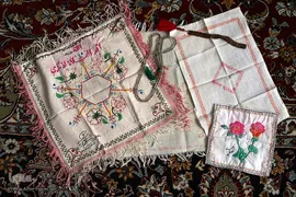 جانمازهایی که محمد جواد سالاریان در دوران اسارت بر روی تکه پارچه های ملحفه و با نخ حوله گلدوزی کرده است.
