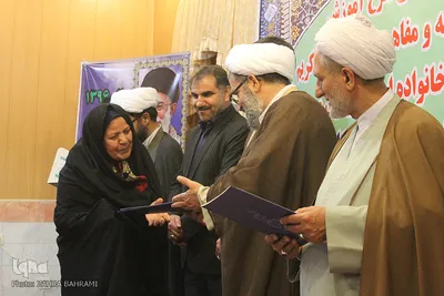 تکریم‌ و اعطای مدرک‌ به برگزیدگان رشته مفاهیم مهد قرآن و عترت 
