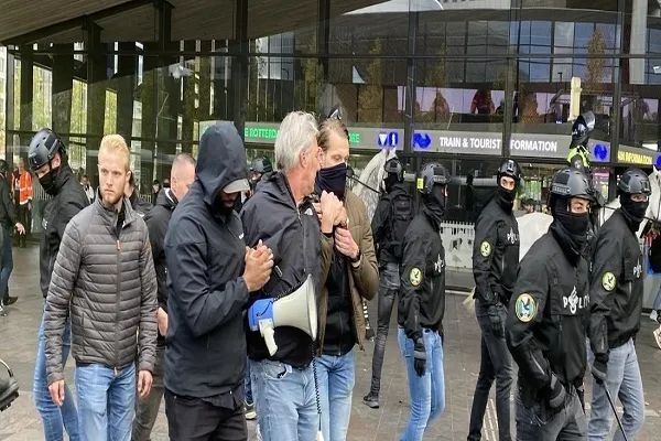 Hollanda'da Müslümanların protestoları Kuran'ın yakılmasını engelledi