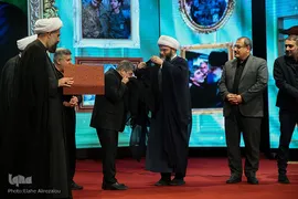 اهدای عبای رهبر انقلاب به محمدرضا طاهری 