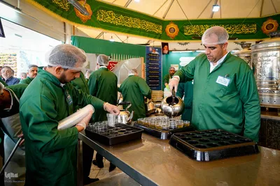 خادمی رزمندگان لشکر‌۱۴ امام حسین(ع) اصفهان در چایخانه حضرت رضا(ع)