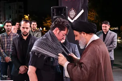 حضور امام جمعه ماکو در جمع عزاداران و اهدای چفیه به آنها‎