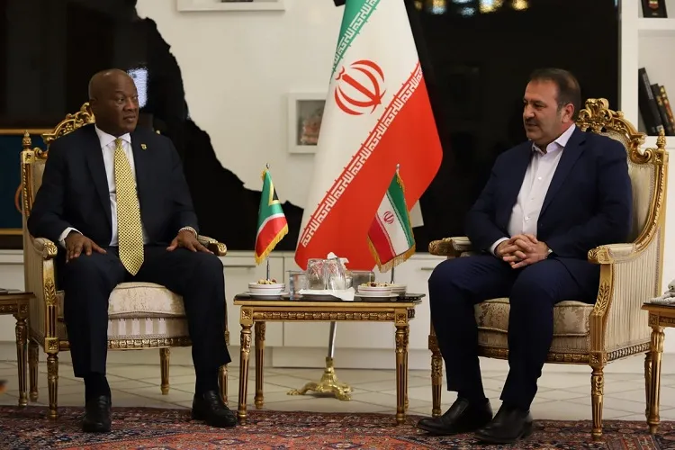 مقاومت ملت ایران در برابر زیاده‌خواهی‌ها استکبار ادامه دارد