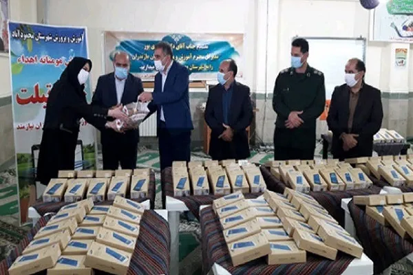اهدای ۱۵۲ تبلت و گوشی هوشمند به دانش‌آموزان نیازمند سقزی