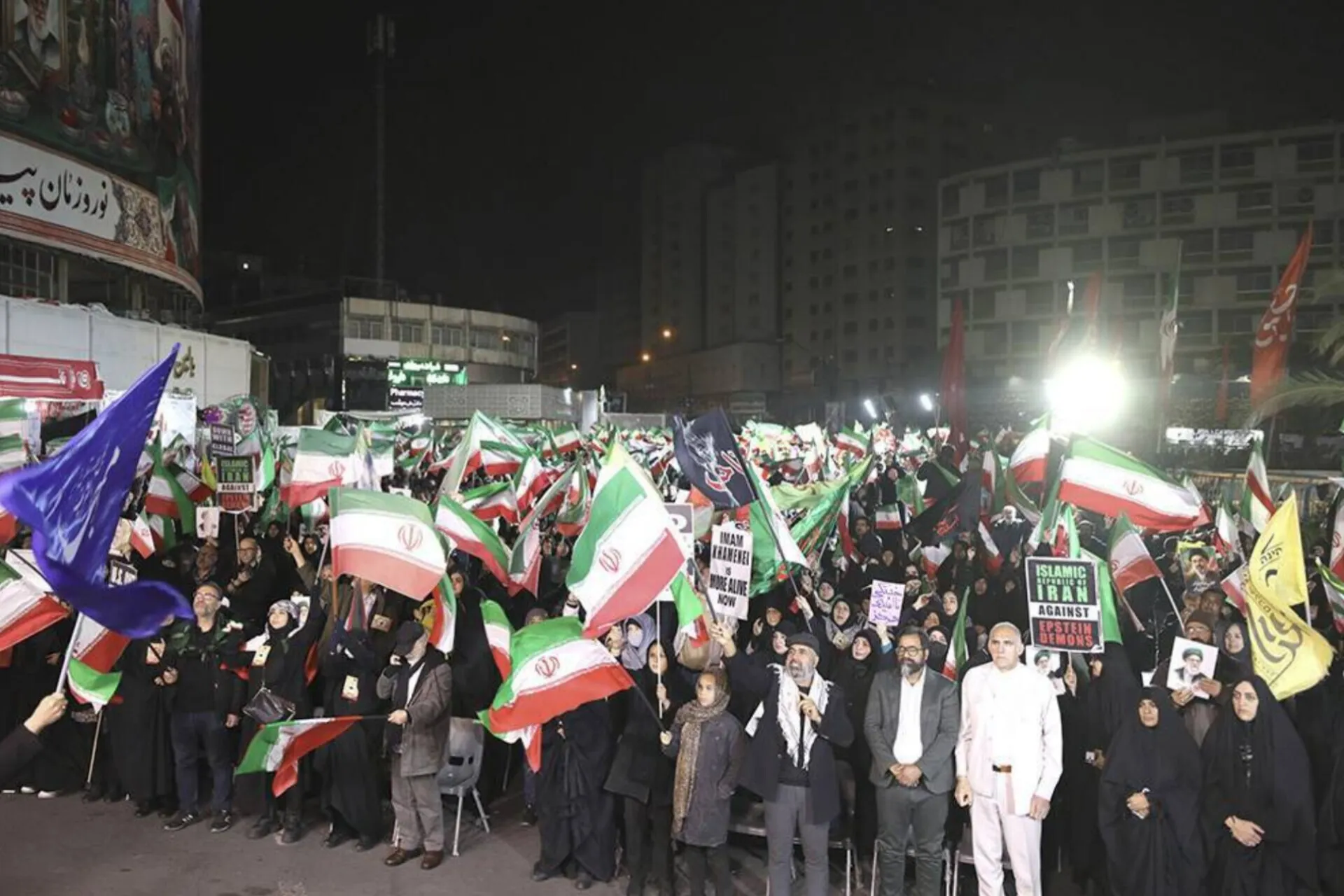 پرواز پهپادها در میدان ولی‌عصر(عج)؛ شبی متفاوت با روایتگری فعالان هوافضا