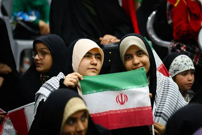تجدید بیعت دختران و مادران اصفهانی با رهبر انقلاب در گلستان شهدا
