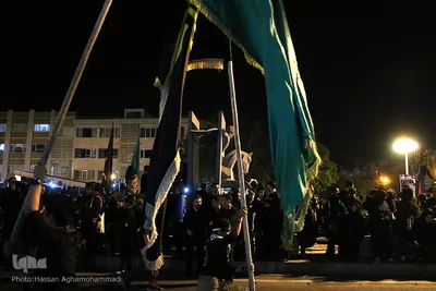 دسته عزاداری شاه حسین گویان در میدان منیریه 