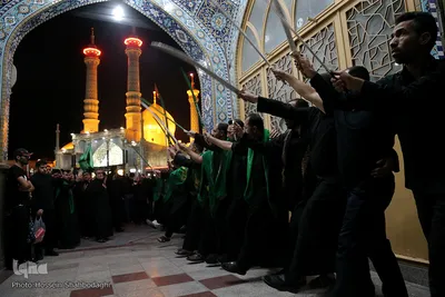 ⁨دسته‌ی عزاداری «مشق شمشیر» در قم⁩
