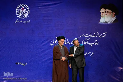 از راست محمدرضا مخبر دزفولی، دبیر سابق شورای عالی انقلاب فرهنگی و حجت‌الاسلام سعیدرضا عاملی، دبیر جدید شورای عالی انقلاب فرهنگی 