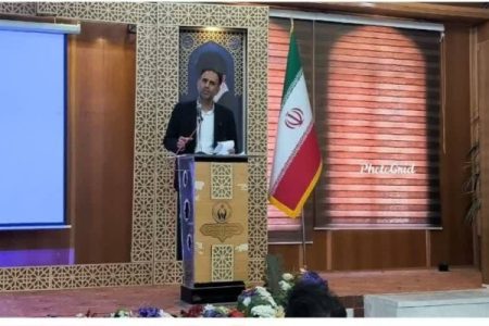 به گزارش پایگاه خبری تحلیلی زاگرس تبیین، به نقل از روابط عمومی کمیته امداد امام خمینی(ره) استان لرستان، داریوش میرشریفی، معاون امور فرهنگی کمیته امداد امام خمینی(ره) استان لرستان امروز، ۱۳ تیرماه  از آغاز برنامه‌ریزی و اجرای دوره‌های اردویی سال ۱۴۰۵ با شعار «نوید زندگی» جهت مددجویان تحت حمایت خبر داد. وی با بیان اینکه این دوره‌ها با هدف ارتقای کیفیت زندگی، تعمیق باورهای اعتقادی و تقویت توانمندی‌های فردی و اجتماعی جامعه هدف طراحی و برنامه‌ریزی شده است، اظهار کرد: برنامه‌های سال‌جاری در چارچوب احکام برنامه پنج‌ساله هفتم کمیته امداد و با رویکردی تخصصی، هوشمند و متناسب با نیازهای گروه‌های مختلف مخاطبان تدوین شده است. معاون امور فرهنگی کمیته امداد استان با تشریح جزئیات این برنامه‌ها افزود: در سال ۱۴۰۵، میزبانی از ۲۸۷۰ نفر با اعتباری بالغ بر ۹ میلیارد تومان در قالب اردوهای سراسری، منطقه‌ای، استانی و برنامه «شوق زیارت» پیش‌بینی شده است که این دوره‌ها با محوریت ارتقا مهارت‌های فردی، فرهنگی، تربیتی و معنوی برگزار خواهند شد. میرشریفی در ادامه با اشاره به تنوع گروه‌های مخاطب این دوره‌ها تصریح کرد: برنامه‌ریزی محتوایی متناسب با نیازهای گروه‌های مختلف از جمله دانش‌آموزان، دختران طرح ملی یاس، دختران در آستانه ازدواج، مخاطبان طرح باران وحی، سالمندان و … انجام شده است تا هر یک از این گروه‌ها از خدمات آموزشی، فرهنگی و تربیتی متناسب بهره‌مند شوند. وی ابراز امیدواری کرد اجرای این دوره‌های اردویی، ضمن ایجاد نشاط اجتماعی و تقویت سرمایه‌های فرهنگی و معنوی، نقش مؤثری در توانمندسازی و ارتقای کیفیت زندگی خانواده‌های تحت حمایت کمیته امداد داشته باشد.