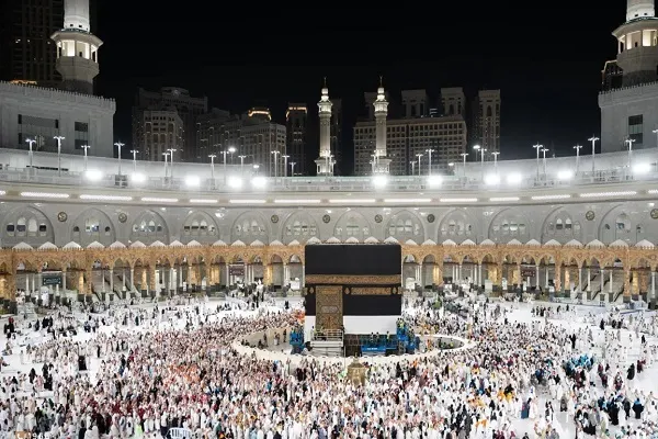 رفع كسوة الكعبة إستعداداً لموسم الحج + صور