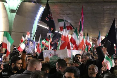 تداوم تجمع شبانه شیرازی در بیعت با رهبری همراه با فرمانده شهید