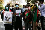 تجمع افغانستانی‌های مقیم مشهد در مقابل کنسولگری پاکستان
