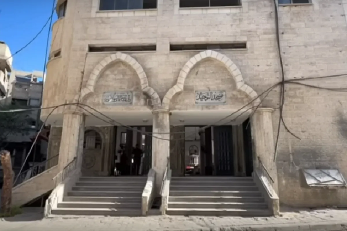 Kijana wa Kipalestina Akuta Msahafu Uliosalimika Chini ya Magofu ya Nyumba Yake Gaza +Video