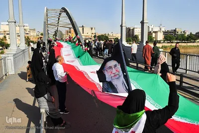 زنجیره انسانی در محکومیت تهدیدات حمله به پل‌ها و نیروگاه‌ها در اهواز