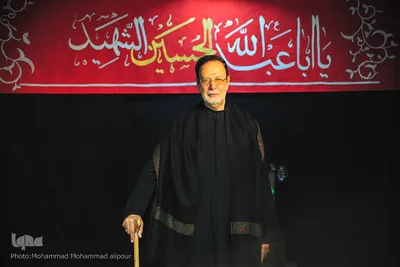 محمد حسین آل مبارک، 81 ساله، پیرغلام حسینی و بازنشسته سپاه است. از 5 سالگی روضه می‌رود. می‌گویم: امام حسین، می‌گوید: عزت و شرافت.