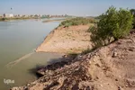 رودخانه‌ کارون که روزگاری جریان حیاتی خوزستان بوده است اکنون آب این رود در پایین‌ترین سطح خود در چندین سال اخیر قرار دارد. 