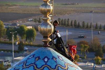 آیین تعویض پرچم گنبد آستان مسجد مقدس جمکران در آستانه ایام فاطمیه