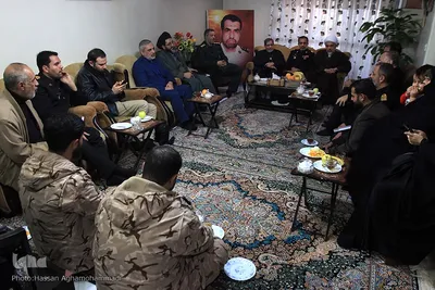 دیدار نمایندگان جامعه قرآنی با خانواده ناخدا سوم شهید علی اصغر سلیمانی، از شهدای قرآنی نیروی دریایی ارتش