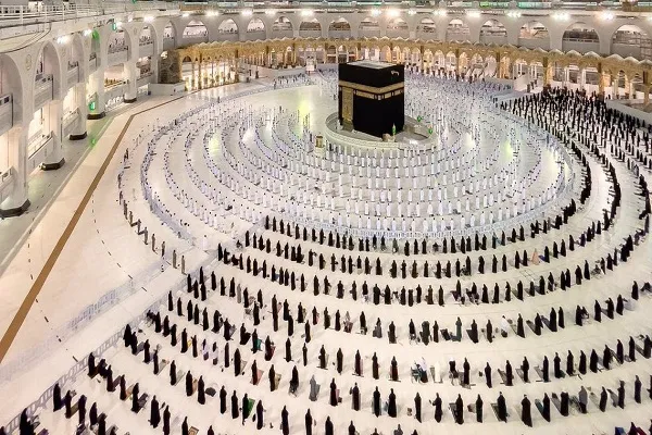 السعودية توقف تصاريح الصلاة في المسجد الحرام