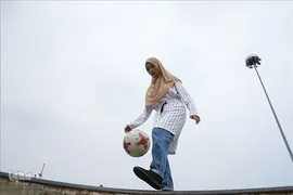 خیرالنساء دختر مالزیایی که به صورت حرفه‌ای فوتبال نمایشی را دنبال کند، او  حجاب را مانع انجام فوتبال نمایشی نمی‌داند.