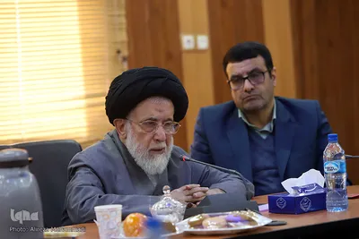 آیت‌الله سیدعلی شفیعی، عضو هیأت امنای مؤسسه آموزش عالی جهاد دانشگاهی خوزستان در مراسم رونمایی از نشریه «رایحه» ویژه علامه کرمی در اهواز