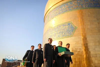 تعویض پرچم گنبد رضوی همزمان با آغاز ماه ربیع‌الاول
