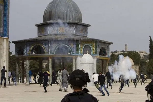 El Aksa Camii'nde Filistinliler ile Siyonist askerler arasındaki çatışmalar şiddetlendi