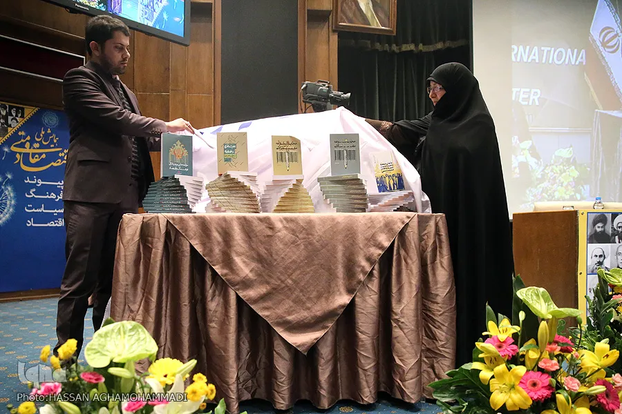 رونمایی از پنج جلد کتاب در زمینه اقتصاد مقاومتی