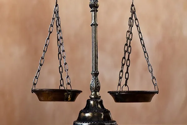 منَ الإنصاف أن يُنْصِف الإنسانُ خالقه ويُقِرَّ له بالرُّبوبية