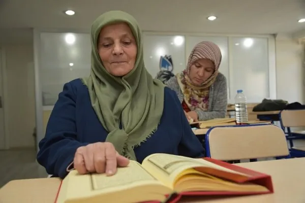 60 yaşında Kur’an-ı Kerim okumayı öğrendi