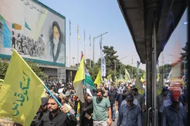 تهرانی‌ها پس از نماز جمعه در محکومیت تهاجم اسرائیل به خیابان‌ها آمدند”