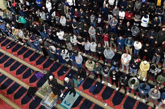 Dünya’da ilk teravih namazları kılındı