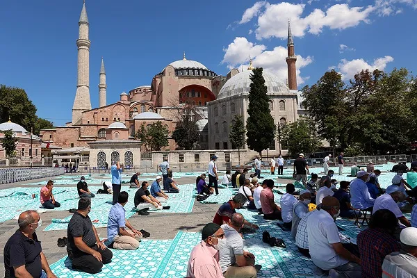 Ayasofya Camii'ne ziyaretler devam ediyor