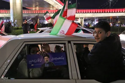 تداوم تجمع شبانه شیرازی در بیعت با رهبری همراه با فرمانده شهید