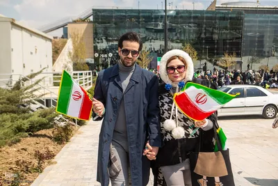 اجتماع عظیم مردمی و اهتزاز بزرگترین پرچم ایران در روز جمهوری اسلامی