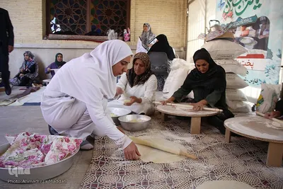 پخت نان سنتی صلواتی در حرم شاهچراغ(ع)‎‎