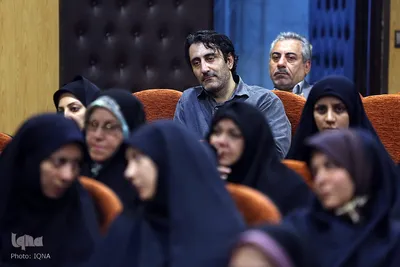 رونمایی از کتاب شعر منا منهای بسیاران