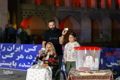 جشن انتخابات در پل خواجوی اصفهان