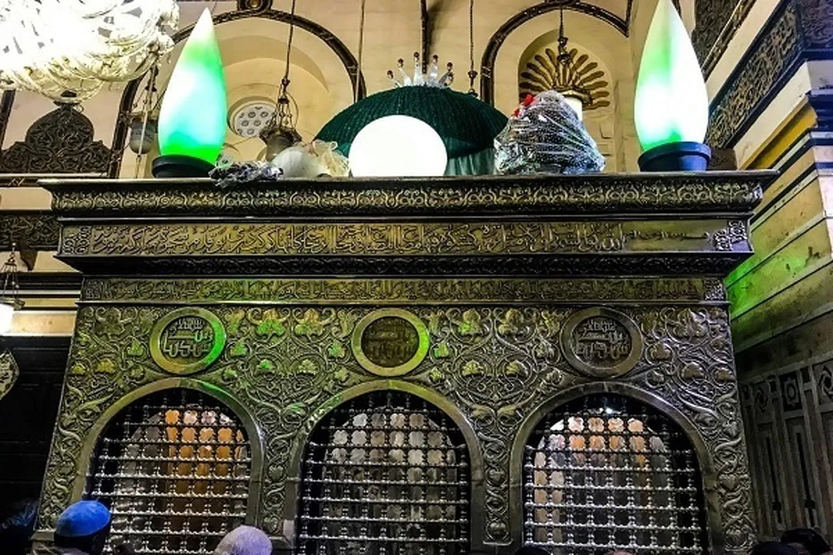 ضریح والی مساجد میں نماز بارے دارالافتاء کا حکم